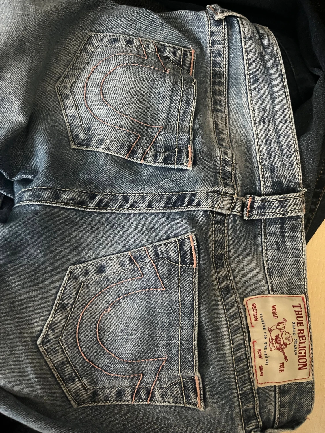 Blå true religon jeans med rosa broderi - 2