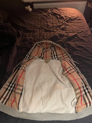 Burberry hoodie - Säljer denna burberry hoodie då jag växt ur den.
