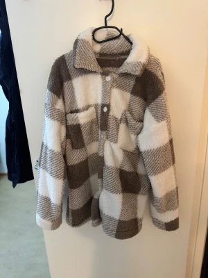 Jacka  - En jacka i stl S som är i väldigt bra skick säljs för 200 kr. 