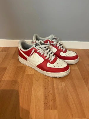 Nike sneakers  - Säljs de inte kommer till användning! De är i nyskick utöver smutset. Storlek 45,5. Pris kan diskuteras 