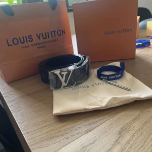 Svart bälte med silvrigt märkte  - Snyggt svart bälte kommer med allting. Skriv för mer detaljer å bilder. Ni kommer ej ångra er, bästa bältet och kvalitet där ute. 