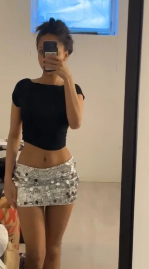 Glittrig silver minikjol med paljetter - Supersnygg kort kjol i silver med massor av stora paljetter som verkligen glittrar. Kjolen är figurnära och perfekt om du vill sticka ut. Passar dig som gillar att vara extra och vill ha något unikt till nästa utekväll.