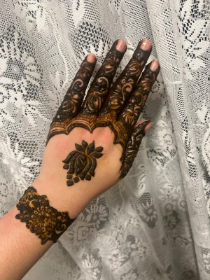 Brunt blommigt henna & Lotus 🪷  - Unikt henna-armband och ringdesign med blommigt mönster i mörkbrun färg. Henna-mönstret täcker fingrarna och handleden med detaljerade blommor och blad, och har en elegant form som ger en cool och konstnärlig vibe. Perfekt för dig som vill sticka ut med något kreativt.