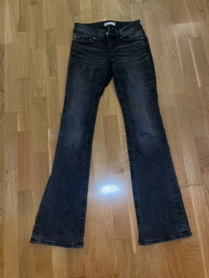 Mörk gråa jeans från Gina Tricot - Snygga mörk gråa jeans från Gina Tricot. Ena fickans kant har lossnat lite som man ser på sista bilden men det går att laga ✨