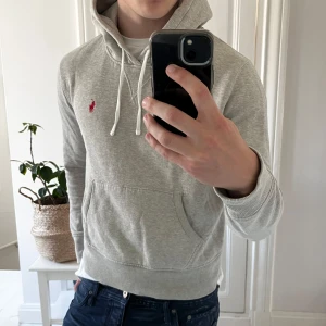 Ralph Lauren hoodie M - Ralph Lauren hoodie M, inga defekter. Väldigt liten på modellen som är 180,75 kg. Kom med frågor ✌️