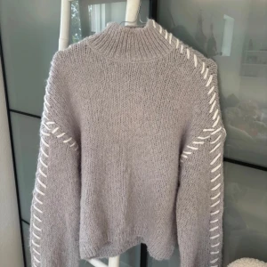 Stickad tröja  - Säljer denna superfina stickade tröja då jag måste rensa kläder❤️Jätte fint skick och superfin! strl s. Den är lite ljuslila/grå/beige i färgen men mest beige som på bilden 