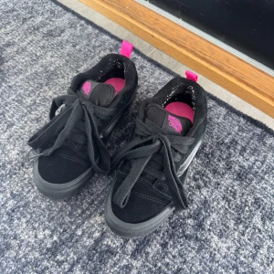 Vans knu skool - Hej säljer dessa Vans dom har använts Max 7 gånger totalt och är i väldigt fint skick säljer då jag har för många skor än jag hinner använda 