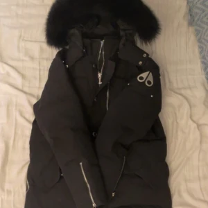 Mosse knuckels  - Säljer den här jackan för den inte kommer till användning dragkedjan kan va svår att dra up men när man fattar hur så är det hur enkelt som helst vill få bort den så snabbt som möjligt 