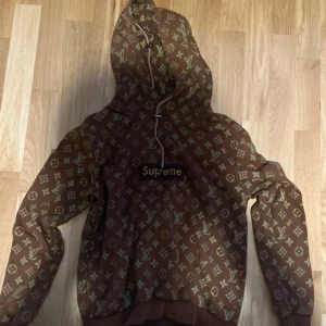 Supreme x Louis Vuitton brun hoodie - Brun hoodie från Supreme x Louis Vuitton ( pris kan diskuteras om)