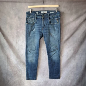 Replay Anbass Jeans, Aged 05 - Stl w30, l32 - Populär och eftertraktad modell från replay med snygga slitningar | Skick: 9/10 | Stl w30, l32 ska det vara, storleklappen är avklippt | Hör av dig vid frågor | Mvh Galgen ✌️