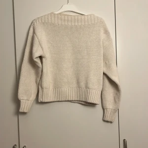 Beige stickad tröja från Gina Tricot - Supermysig beige stickad tröja från Gina Tricot i storlek XS. Tröjan har bred ribbad kant vid hals, ärmslut och nederkant. Perfekt för lager-på-lager och chill dagar. Enkel och stilren design som passar till allt.