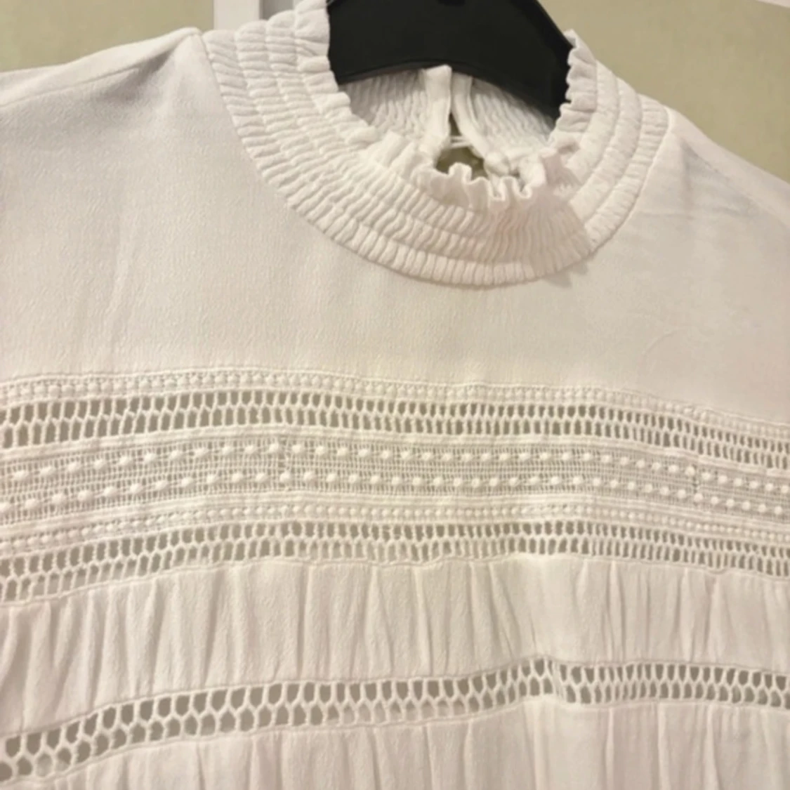 Vit blus topp spets detaljer spetsdetaljer boho chic bohemisk coquette cute milkmaid babydoll - 2