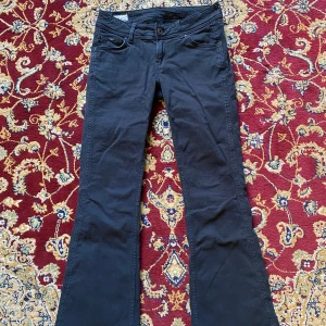 Svarta byxor  - Midjemått: 34 cm rakt över                   Innerbenslängd: 71 cm                                               Gren: 18 cm