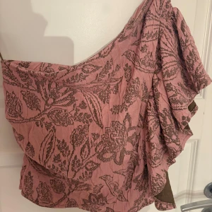 Zara topp - Använd 1 gång , storlek M men passar mig som brukar ha S 😊