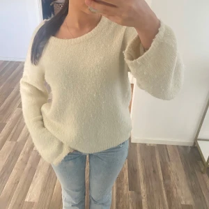 stickad tröja - En jättefin stickad tröja från Missäy i storlek L men passar mig perfekt som bär S❤️Lätt att styla och passar till allt💗 nypris 400kr🌸