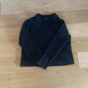 Svart stickad tröja från Pieces - Mysig svart stickad tröja från Pieces i storlek XS!🍁 Den har ånvänds men är ändå i ett bra skick!✨✨