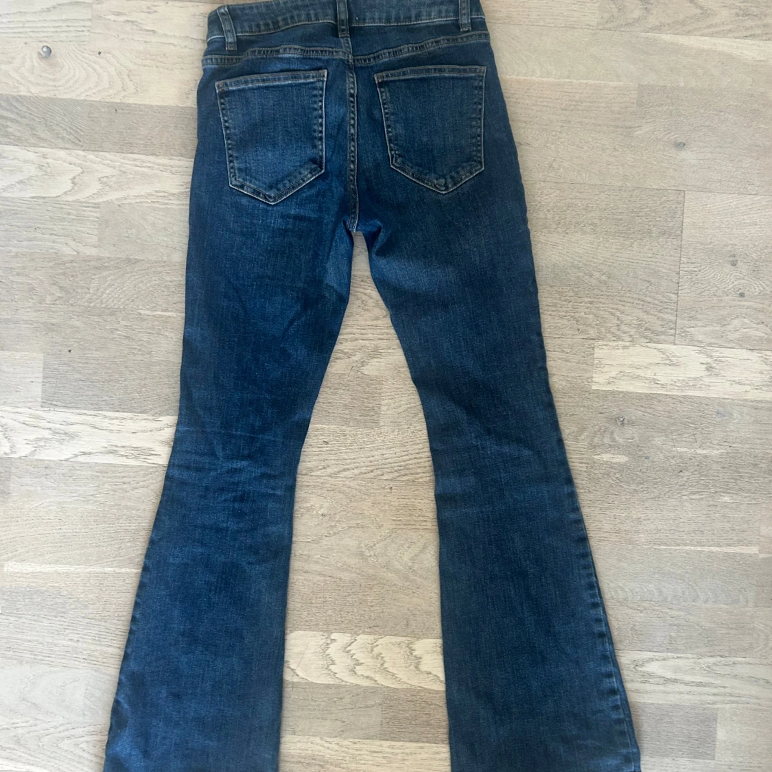 Snygga blå bootcut jeans Freja från Lindex!