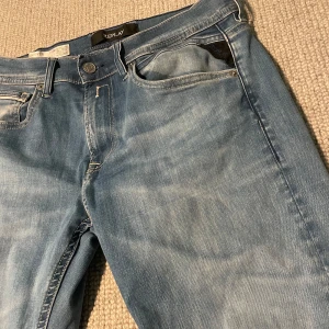 Replay Grover ljusblå jeans 30/34 - Säljer ett par Replay Grover jeans i ljusblå tvätt med klassisk femficksdesign och snygga detaljer på bakfickorna. Jeansen har raka ben och är tillverkade i mjukt denim med skön stretch. Perfekta för dig som gillar en avslappnad men stilren look. Pris kan diskuteras 