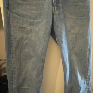 Ljusblå jeans från Vero Moda - Snygga ljusblå jeans från Vero Moda med klassisk femficksdesign och raka ben. Jeansen har normal passform och är tillverkade i bomullstyg med jeanskänsla. Perfekta för en avslappnad och trendig look.