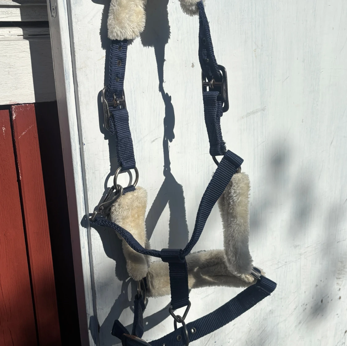 Mörkblå grimma med fluff - 1