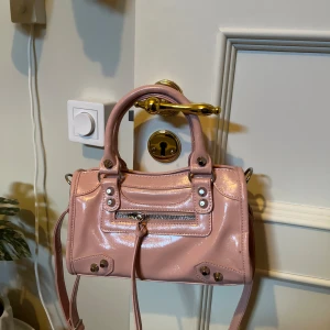 Rosa väska🩷 - Ny skick, fin rosa väska. Använd en gång💘