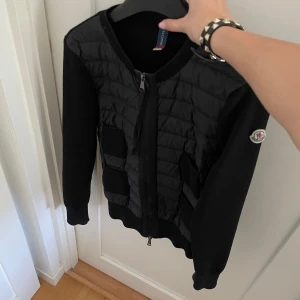 Moncler Cardigan - Säljer denna skit snygga cardigan från Moncler i storlek S, Lappen man hänger upp den i är av vid ena sidan se bild, annars super fint skick!! Nypris är ca 9500 kr, bara att skriva vid frågor, äktehetsbevis finns!!