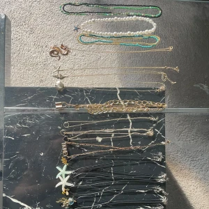 HALSBAND - Vill bli av med dem så jag säljer dem gärna tillsammans alla för 100 eller ett för 20, kontakta mig om du vill köpa flera olika så kan vi komma överens om ett pris