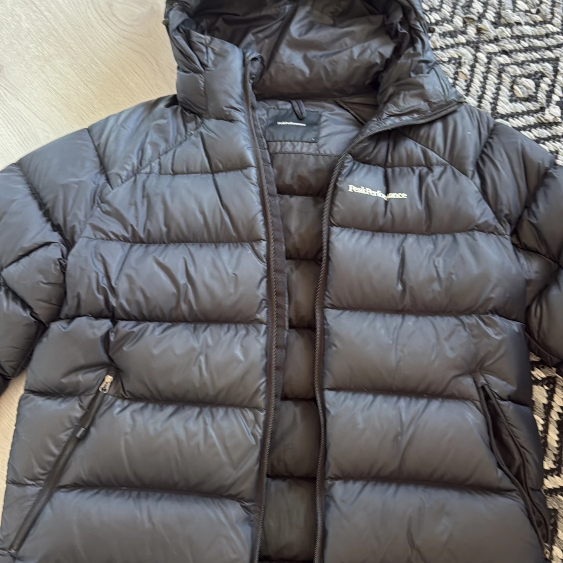Svart pufferjacka från Peak Performance - 1