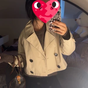 Beige trenchcoat  - Lite kortare modell, jätte fräsch å snygg . Köpt på vinted i somras. Säljs pågrund av att jag har för många trenchcoats nu . 🥰
