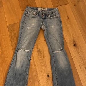 LTB   ljusblå jeans - Säljer ett par ljusblå jeans från LTB 1948 med slitna detaljer. Jeansen har klassisk femficksdesign, snygga nitar och ett broderat märke baktill. Säljer för 350 eftersom att det inte finns användning för dom längre, Säljs inte i butik längre.
