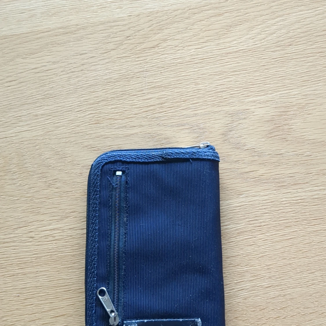 Mörkblå plånbok från Gant - 1