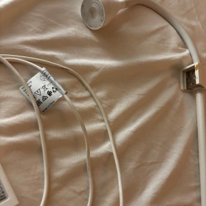 NÄVLINGE LED arbetslampa 2st  - IKEA NÄVLINGE LED arbetslampa med flexibel arm och klämfäste. Vit färg, komplett med original LED-strömadapter (KMV-LTD-030). Lampan är i gott skick, inga synliga defekter eller större slitage. Perfekt för skrivbord eller sänggavel.