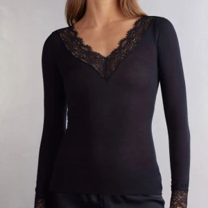 Intimissimi tröja - Svart långärmad topp med djup v-ringning och fina spetsdetaljer längs halsringningen och ärmsluten. Toppens passform är tight och materialet är tunt och mjukt, 💗😍knappt använd 