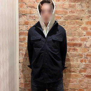 Navy blue overshirt från Riley, slim fit - Navy blue overshirt från Riley i slim fit-modell. Overshirten är riktigt skön med ull inuti och utanpå, håller även värmen rätt bra nu när det börjar bli kallt☺️. Perfekt nu i höst, perfekt och slänga över en hoodie för en skön fit. 🤩