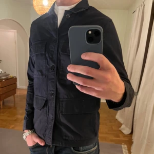 Mörkblå Overshirt A Days March  - Säljer denna sjukt snygga Overshirten från A Days March⭐️ Färgen är mörkblå och storleken är S✅ Den har inga defekter och skicket är utomordentligt🙌🤝 Sjukt najs passform och passar perfekt till hösten🍁🙌 Tveka inte på att höra av er dig vid minsta fråga eller fundering😊