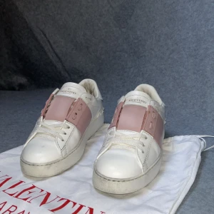 Valentino open - Valentino open skor | 100% äkta med ingående äkthetsgaranti ✔️| Vädligt snygg färg | Vädligt eftertraktade | Allt ingår! |  Fraktas samma dag 🚚 📦 | Kontakta vid fler frågor eller funderingar ✔️