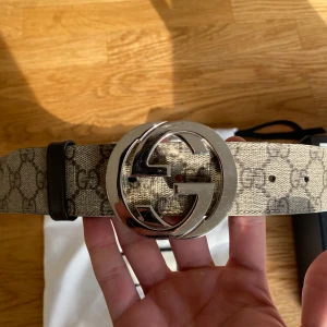 Gucci bälte (Vinted verifierat) - Gucci Bälte GG Supreme – Storlek 90 (Vinted-verifierat) • Säljer mitt Gucci GG Supreme bälte i mycket bra skick • Inkluderar: Originalbox, dustbag, kvitton & papper • Verifierat äkta via Vinted (se bild 5) ✔ • Extra hål är gjorda av skräddare för smalare midja ✔ • Fler bilder skickas vid intresse • Specifikationer: Storlek: 90 cm • Färg: Beige/Silver • Material: GG Supreme canvas, läderdetaljer & stål