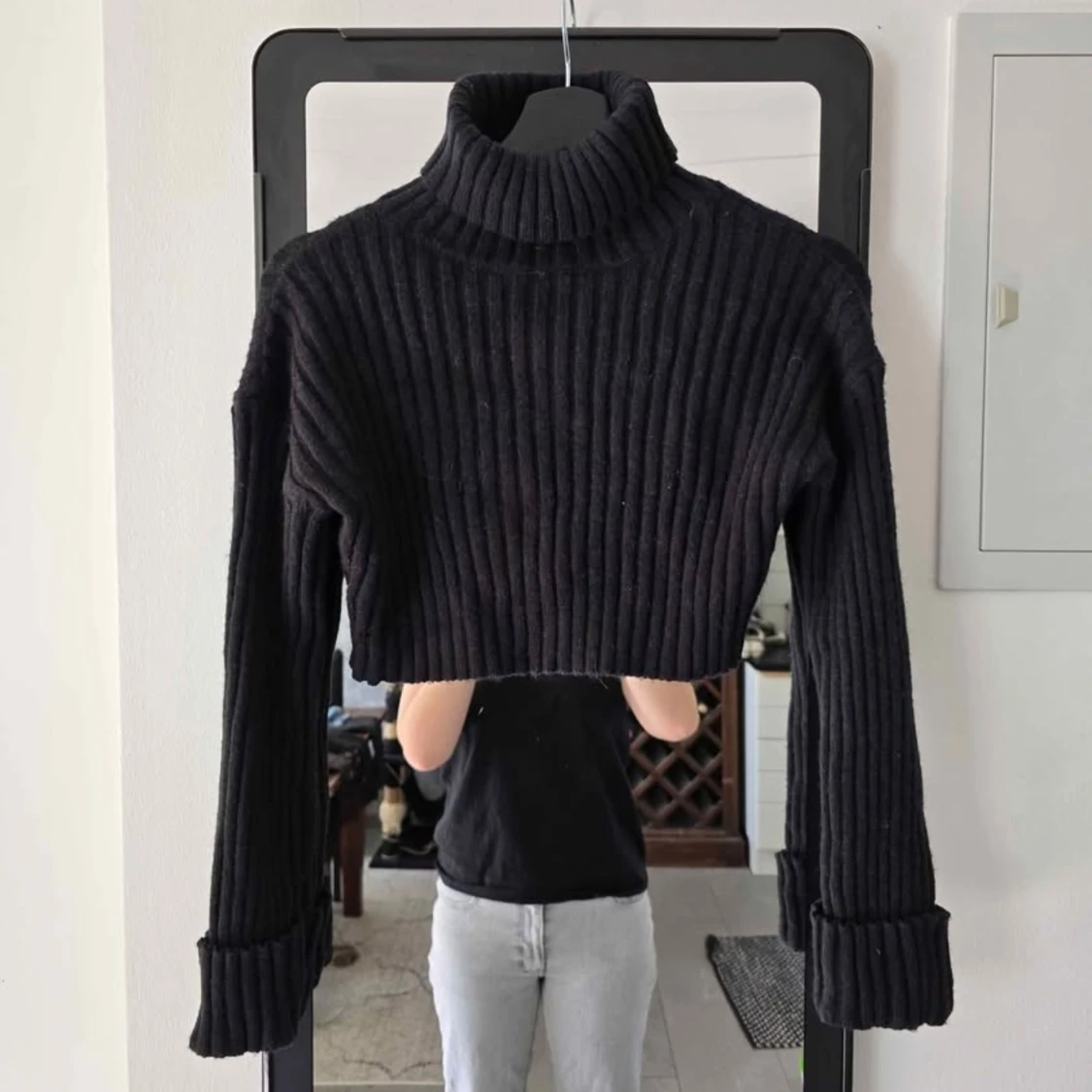 Svart croppad polotröja, ribbstickad