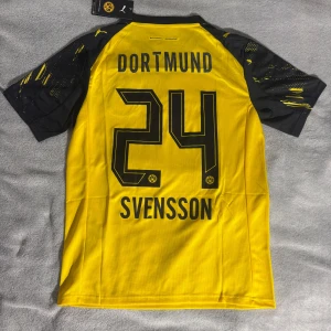 Svensson Dortmund fotbollströja - Helt ny Svensson Dortmund fotbollströja i storlek S