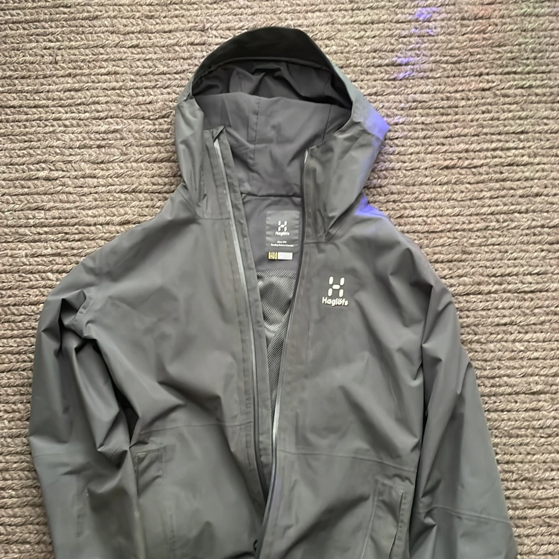 Grå vindjacka från Haglöfs med huva - 3