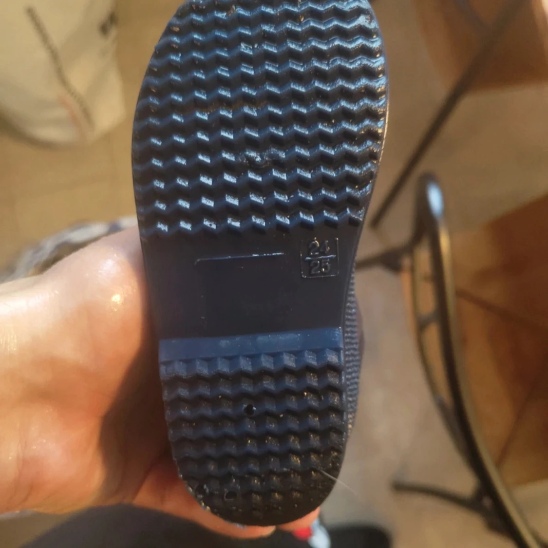 Mörkblå gummistövlar med vit kant