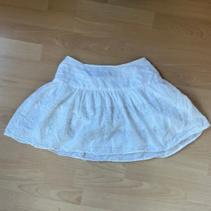 Vit kjol - Superfin luftig kjol från Cubus med gråa detaljer och lätt volang. 