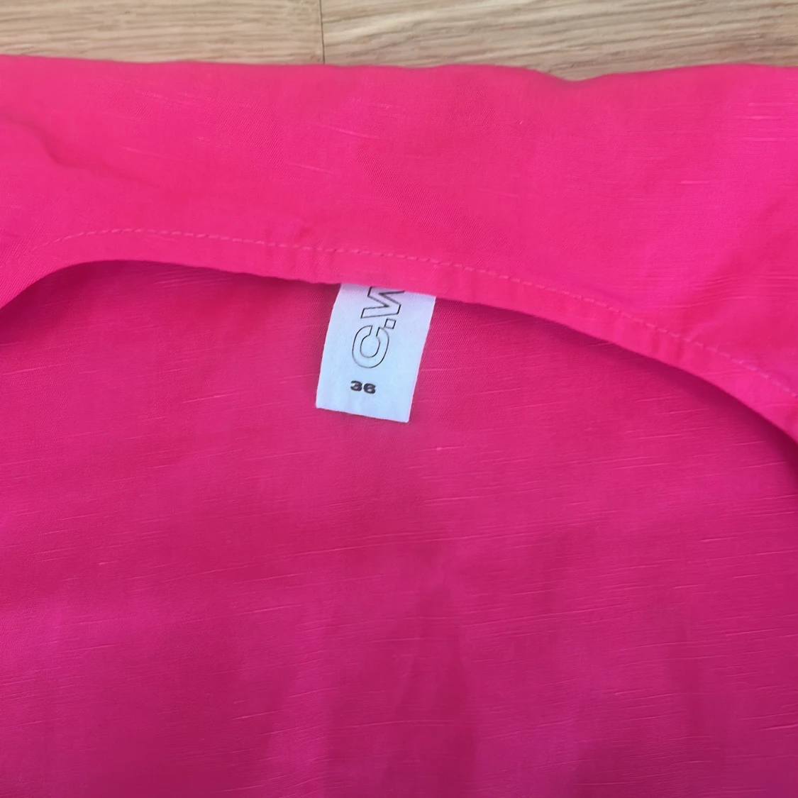 Knallrosa omlottklänning från C-M - 1