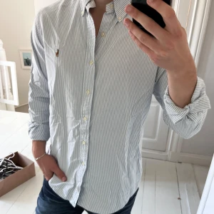 Randig ralph Lauren skjorta - Randig ralph Lauren skjorta, inga defekter! Modellen är 180,75 kg och bär M/M 🤝