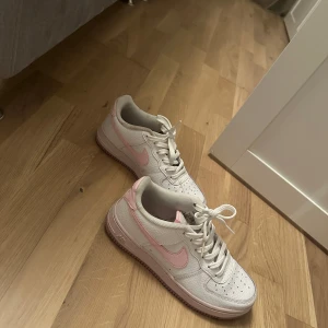 Nike Air Force 1 vit/rosa sneakers - Inte använda många gånger. Behöver bara tvättas 