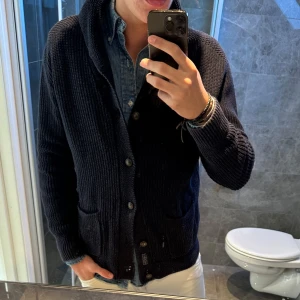 Mörkblå cardigan Ralph lauren  - Säljer nu en riktigt schysst cardigan från Ralph lauren. Passar perfekt nu till hösten och vintern. Jag på bilden är 188cm. Pris kan diskuteras. Hör av er vid funderingar;)