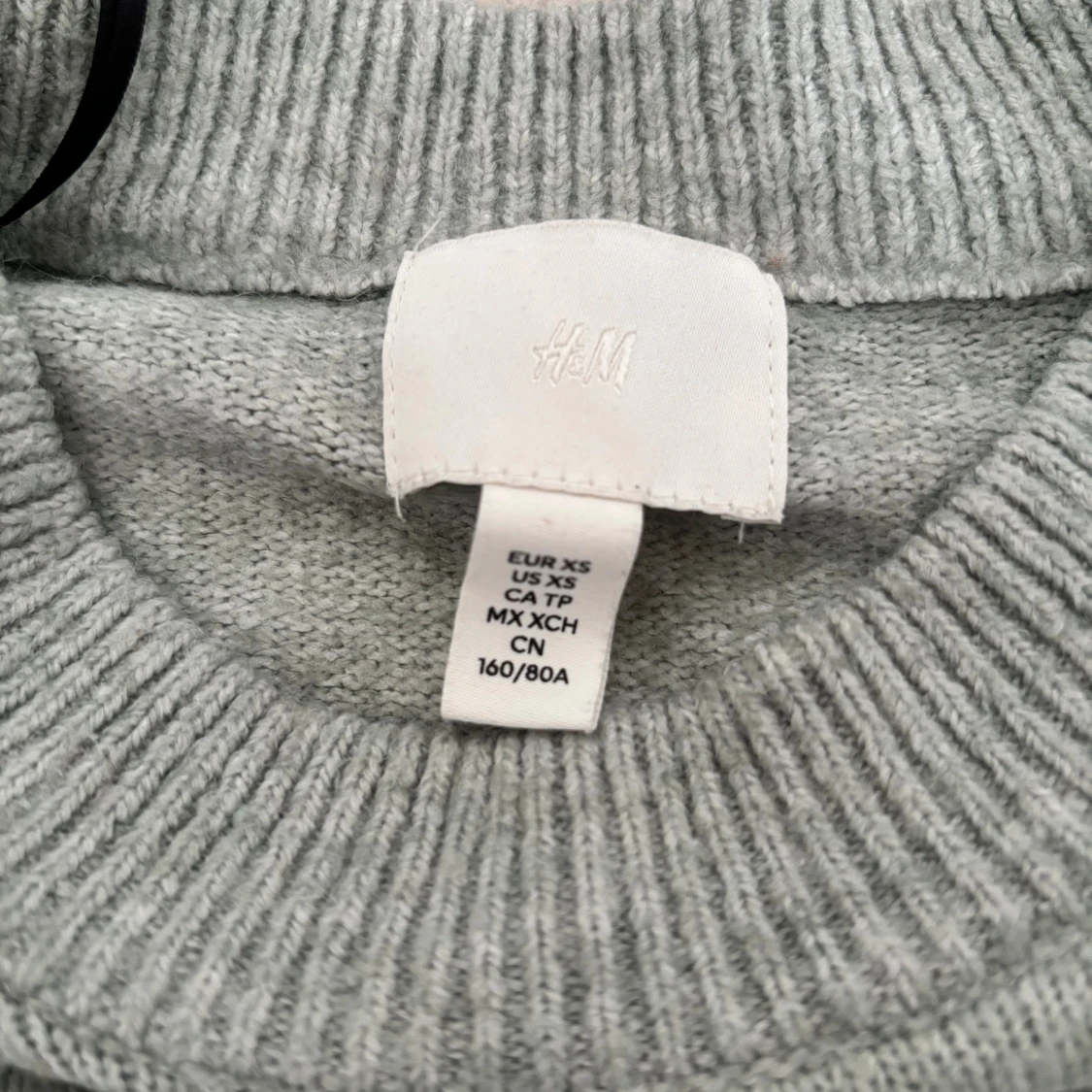 Ljusgrå stickad tröja med pärlor H&M - 2