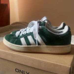 Adidas campus - Jättefina skor, ser ut som nya på utsidan, endast några små defekter på insidan (se fjärde bilden), men inget som syns eller känns. 
