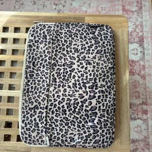Dataväska  - Snygg datorväska med leopardmönster!!💜