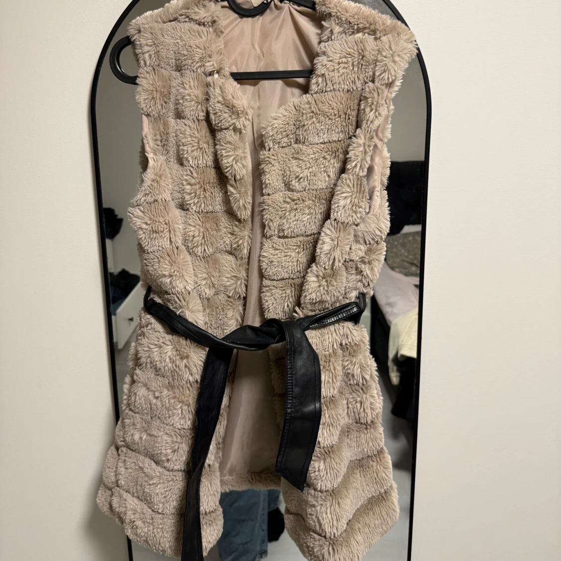 Beige pälsväst med bälte - 1